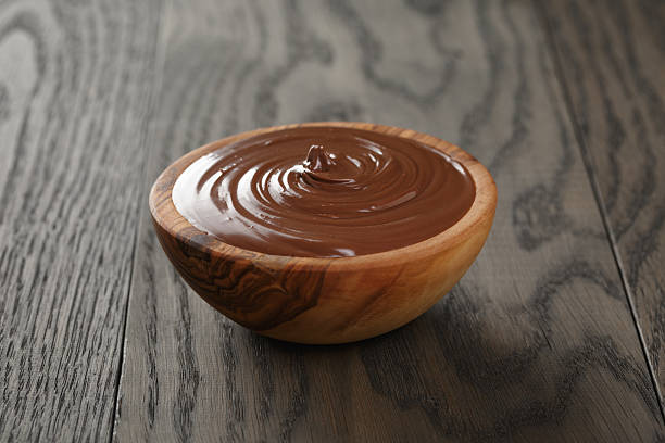chocolate avelã creamin taça de madeira - chocolate spread imagens e fotografias de stock