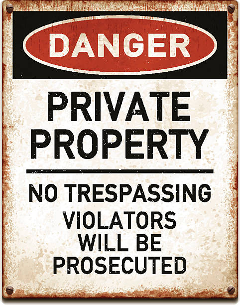 ilustraciones, imágenes clip art, dibujos animados e iconos de stock de curado metálico cartel con la propiedad privada warning_vector - restricted area sign