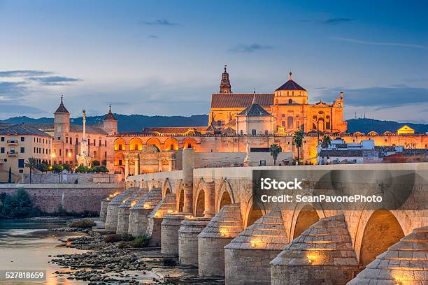 Córdoba España En El Puente Romano Y A La Mezquitacatedral Foto de stock y más banco de imágenes de Córdoba - España