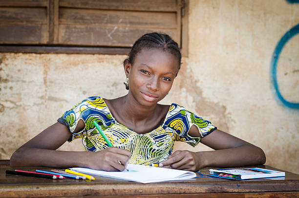 african school chica posando para una foto de capacitación símbolo - africa african descent education child fotografías e imágenes de stock