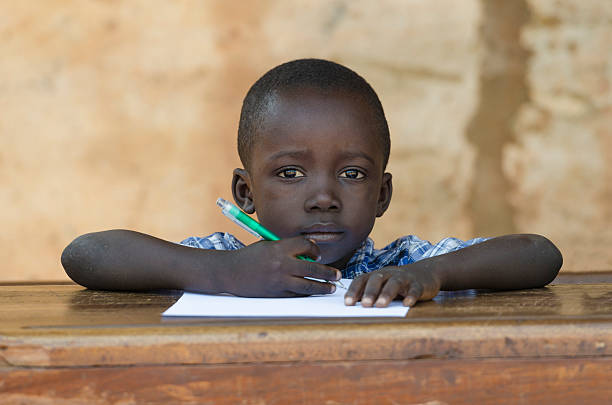 triste petit garçon africain dans l'éducation scolaire symbole - african descent africa african culture classroom photos et images de collection