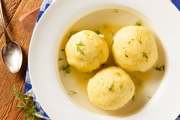 hot domowa zupa z kulkami z macy - matzo ball hebrew script food dumpling zdjęcia i obrazy z banku zdjęć