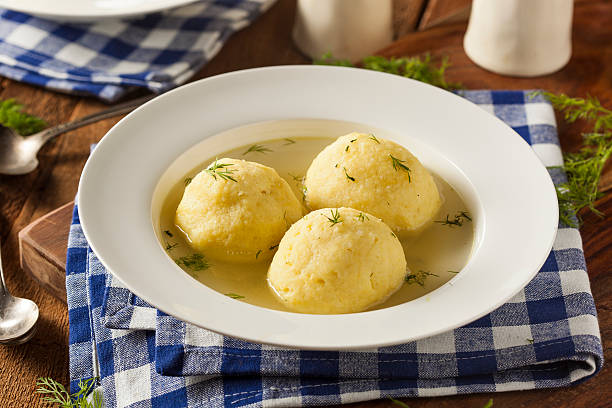 hot domowa zupa z kulkami z macy - matzo ball hebrew script food dumpling zdjęcia i obrazy z banku zdjęć