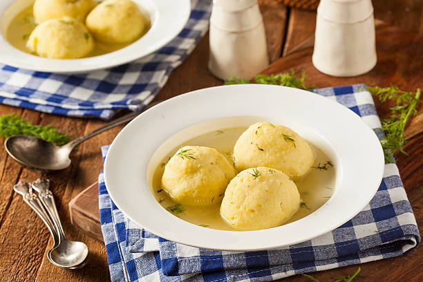 hot domowa zupa z kulkami z macy - matzo ball hebrew script food dumpling zdjęcia i obrazy z banku zdjęć