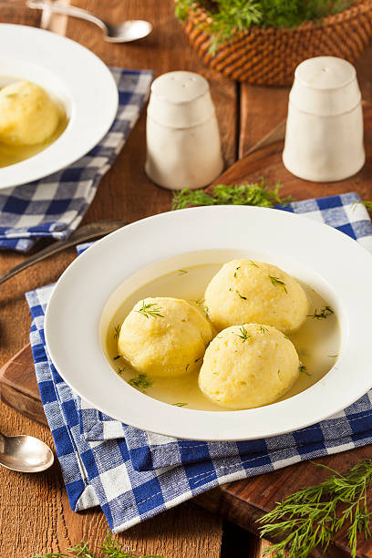 hot domowa zupa z kulkami z macy - matzo ball hebrew script food dumpling zdjęcia i obrazy z banku zdjęć