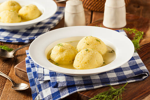 hot domowa zupa z kulkami z macy - matzo ball hebrew script food dumpling zdjęcia i obrazy z banku zdjęć