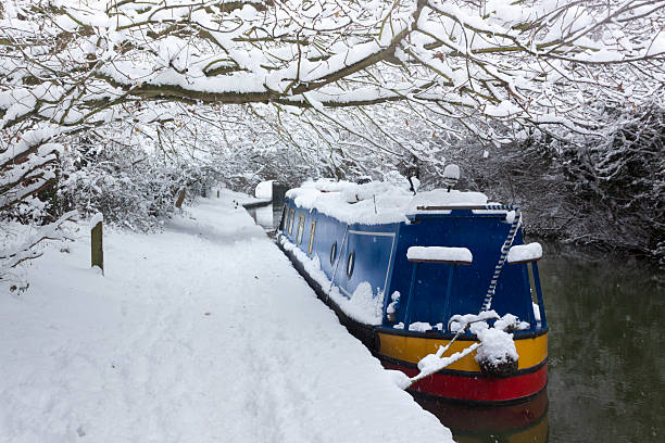 profundo nieve líneas de un canal, cerca de la ciudad de oxford - canal narrow boat nautical vessel england fotografías e imágenes de stock