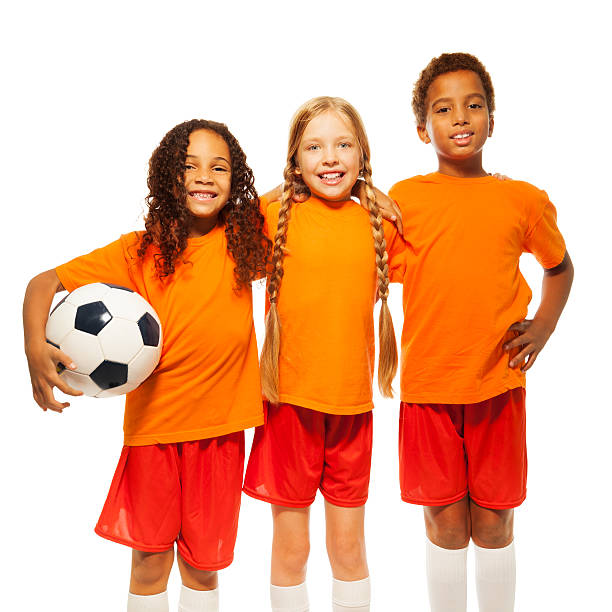 abbracciare squadra di calcio isolato su bianco - little boys people indoors soccer foto e immagini stock