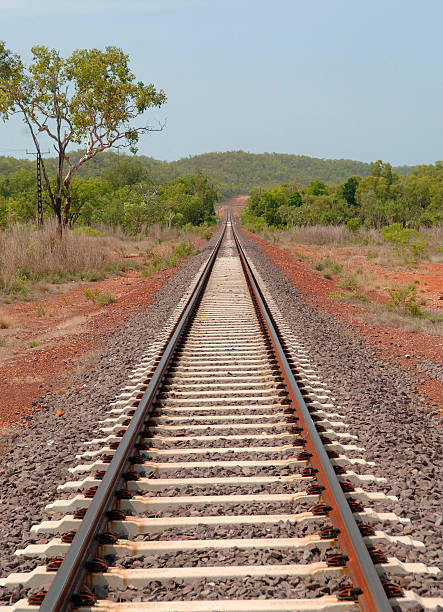 vías de ferrocarril, alice springs a katherine, australia - ghan pass fotografías e imágenes de stock