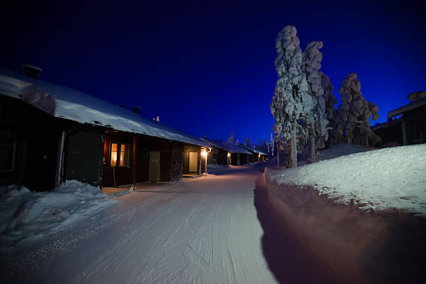 冬景色の美しい領ラップランドキャビン、コテージのクリスマス村 - sweden cottage winter snow ストックフォトと画像