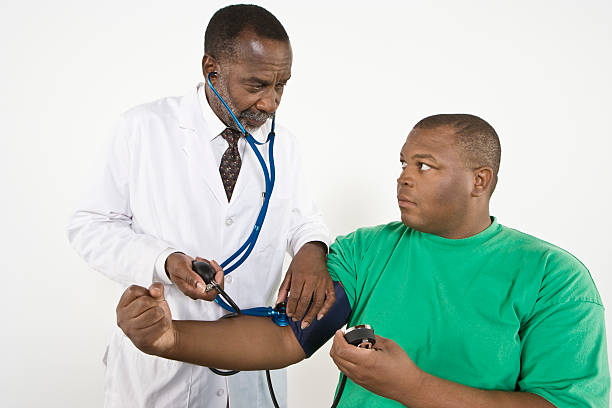 médico com o paciente - homens de idade mediana imagens e fotografias de stock