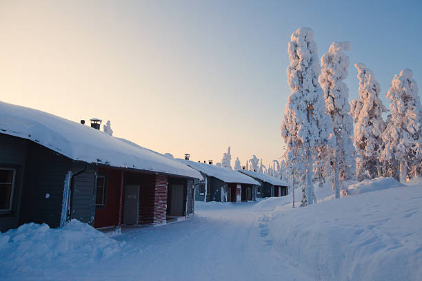 hermosa cabaña de laponia invierno paisaje con cabina village en navidad - cabin snow finland lapland fotografías e imágenes de stock