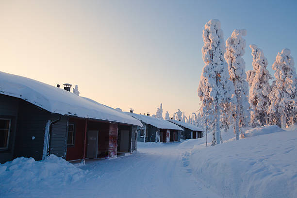 冬景色の美しい領ラップランドキャビン、コテージのクリスマス村 - sweden cottage winter snow ストックフォトと画像