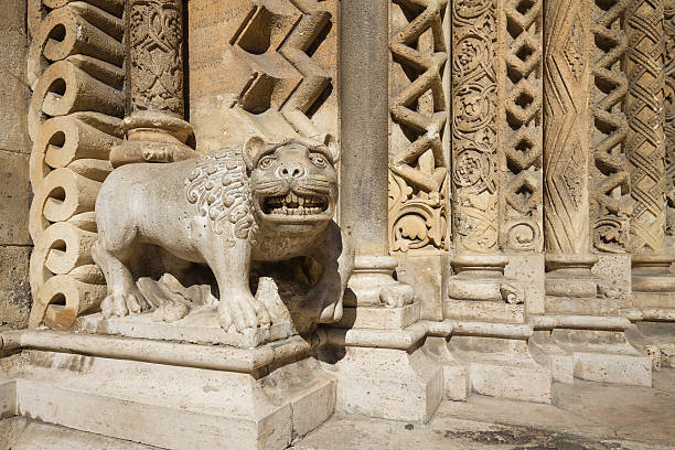 дубровник. готический скульптура льва. - false priest стоковые фото и изображения