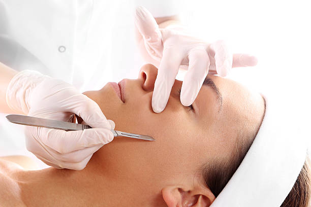 cortando scars mulher durante o tratamento com dermatologist - peeling beauty treatment human face beautician - fotografias e filmes do acervo