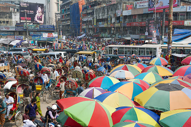 menschen gehen sie auf einkaufsbummel in die old market, dhaka, bangladesch - parasol umbrella asian ethnicity asian culture stock-fotos und bilder