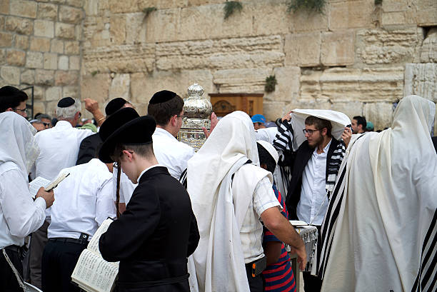 minyan pelo muro das lamentações - sasha cohen imagens e fotografias de stock