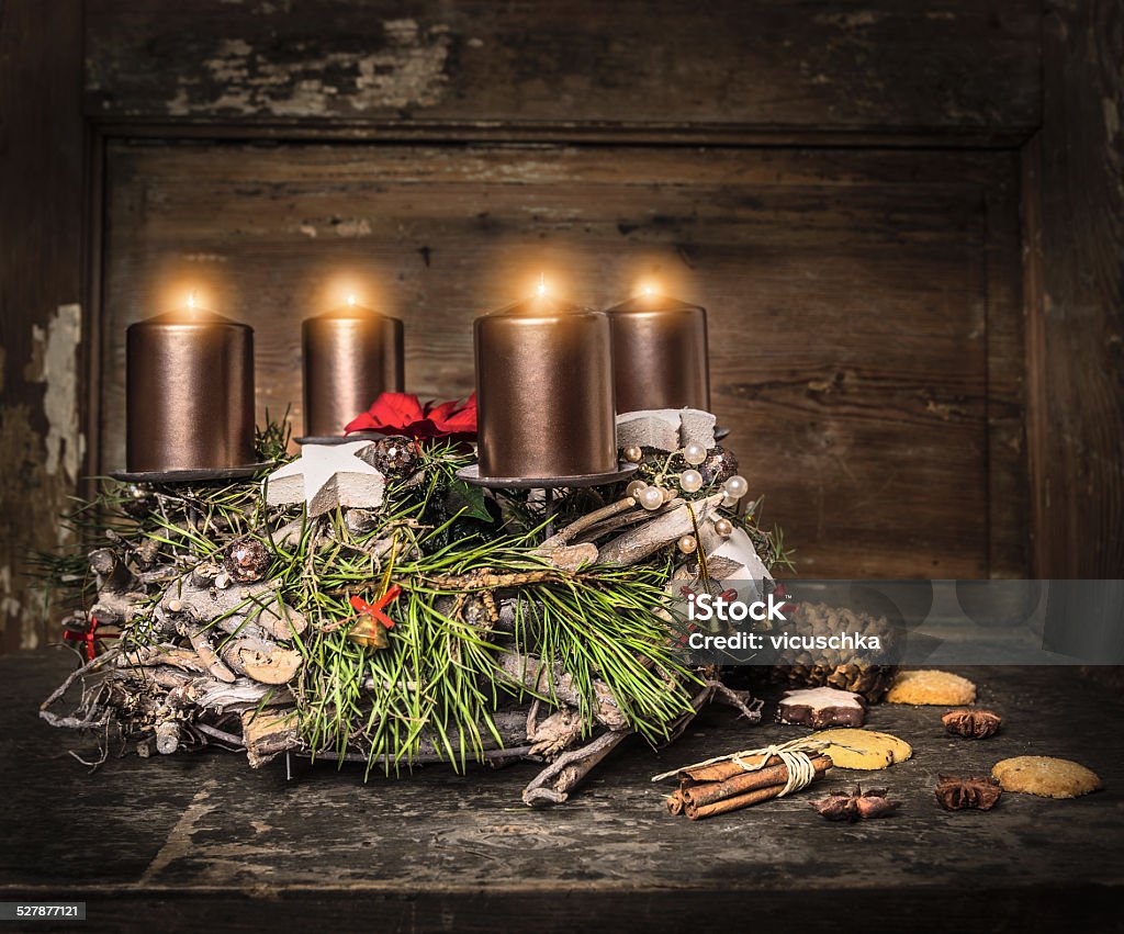 Rustikale Advent Kranz mit vier brennenden Kerzen und traditionelle cookie - Lizenzfrei Kerze Stock-Foto