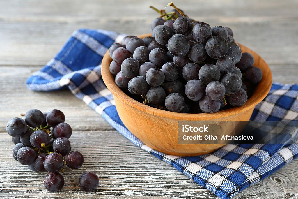 sweet uvas en un tazón de madera - Foto de stock de Alimento libre de derechos