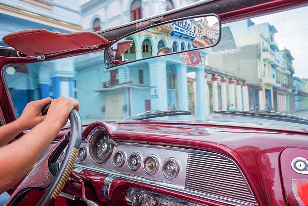 la havane, vue depuis l'intérieur d'une vieille voiture américaine classique, cuba - taxi retro revival havana car photos et images de collection