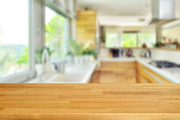 Cтоковое фото Деревянный стол с размытым фон кухня