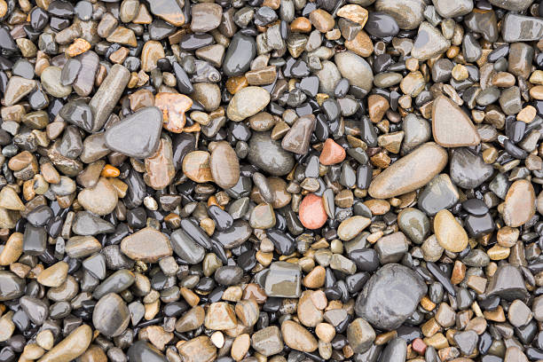поверхность текстура мокрой море пляж галька из среднего размера - stone rock river pebble стоковые фото и изображения