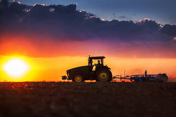 農家でトラクター準備ランド seedbed cultivator 付き - plowed field dirt agriculture field ストックフォトと画像