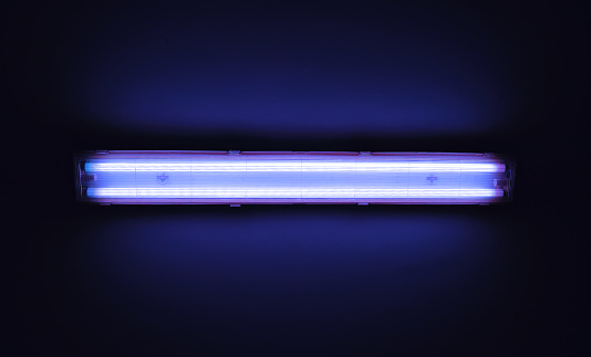 Foto de detalle de una luz fluorescente tubo en una pared. photo