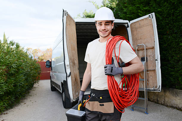 красивый молодой строительный рабочий с коммерческой ван на фоне - guy wires стоковые фото и изображения