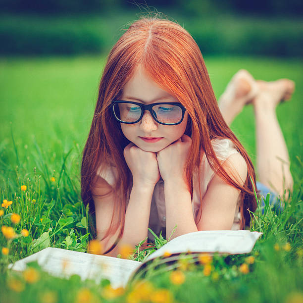 menina no verão - child glasses elementary student reading - fotografias e filmes do acervo