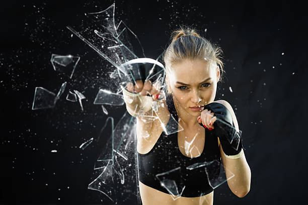 combattant de boxe femme gros plan de verre excellence - boxing womens photos et images de collection