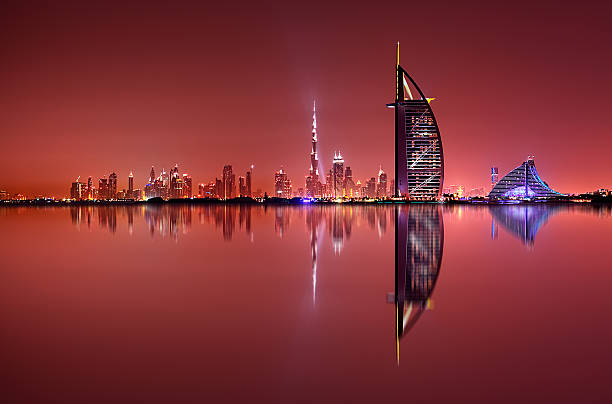 skyline reflexion dubai, dubai, vereinigte arabische emirate - dubai stock-fotos und bilder