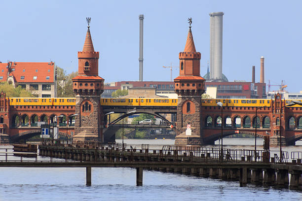 berlín del horizonte de la ciudad, el río y el puente en kreuzberg - railroad crossing bridge river nautical vessel fotografías e imágenes de stock