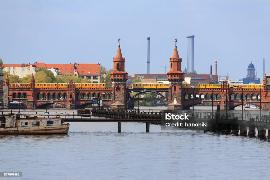 Berlin Skyline der Stadt-Fluss und Brücke in Kreuzberg - Lizenzfrei Architektur Stock-Foto