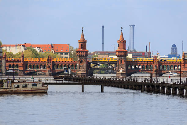 berlinie panoramę miasta-rzeka i most w kreuzberg - railroad crossing bridge river nautical vessel zdjęcia i obrazy z banku zdjęć