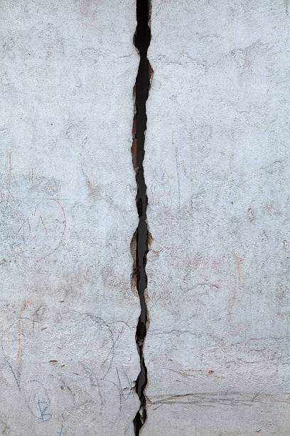 istock Vertical crack in the gray wall 527901590
