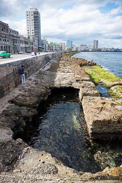 malecon w hawanie, kuba - capital cities retaining wall malecon coastline zdjęcia i obrazy z banku zdjęć