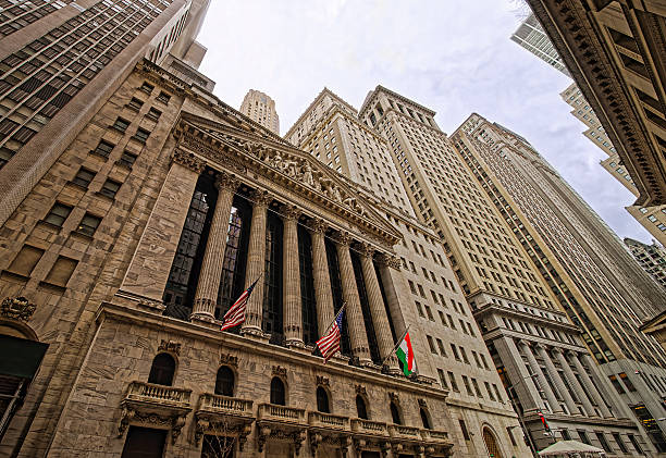 bolsa de nova york em wall street - wall street new york city street bank - fotografias e filmes do acervo