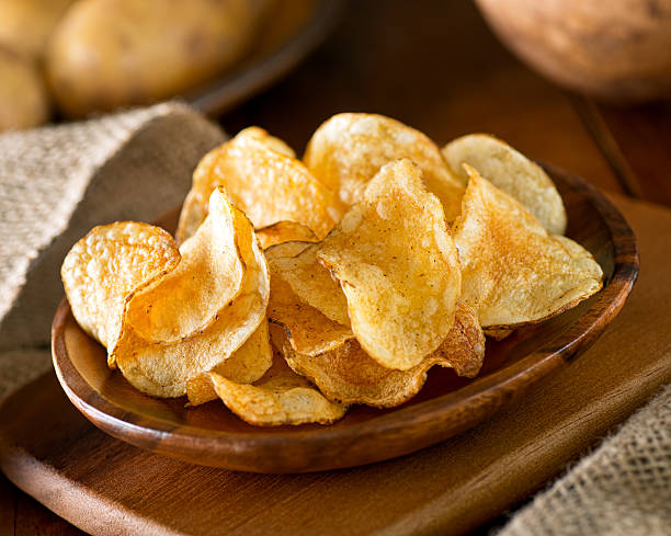 картофельные чипсы  - potato chip стоковые фото и изображения