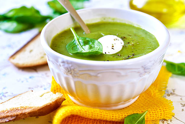 ほうれん草のクリームスープます。 - soup zucchini spinach cream ストックフォトと画像