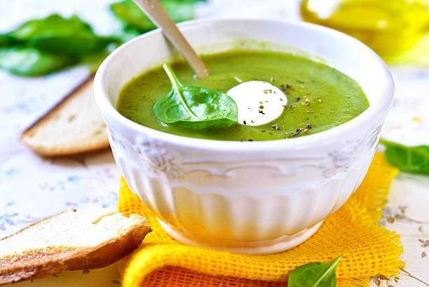 kremowa zupa szpinak. - soup zucchini spinach cream zdjęcia i obrazy z banku zdjęć