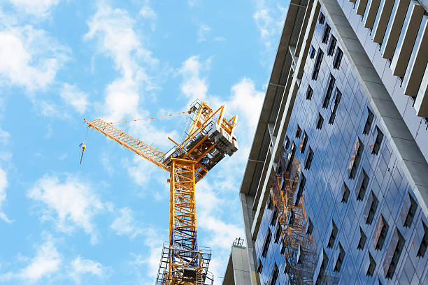 wieża żuraw na budowie o�środka z chmur, miejsce na tekst - skyscraper office building built structure building exterior zdjęcia i obrazy z banku zdjęć