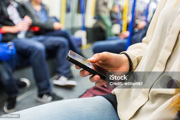 Junge Frau Mit Smartphone In London Tube Stockfoto und mehr Bilder von Londoner U-Bahn - Londoner U-Bahn, Weiblicher Teenager, Frauen