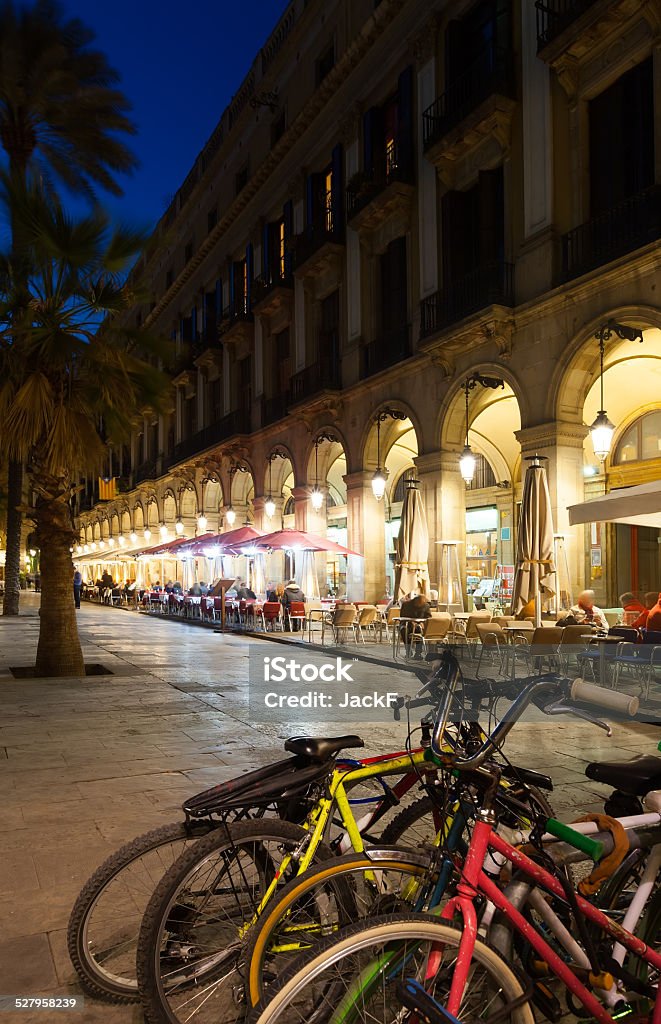 Vista nocturna de Placa Reial en Barcelona - Foto de stock de Plaza Real libre de derechos