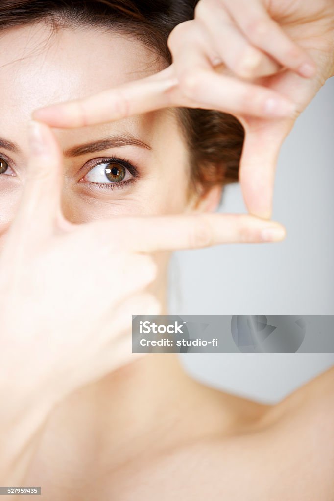 Mujer levante pesar de sus dedos - Foto de stock de Adulto libre de derechos