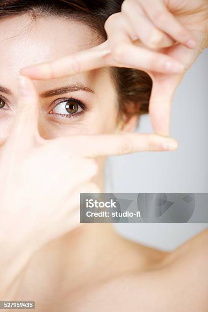 Mujer Levante Pesar De Sus Dedos Foto de stock y más banco de imágenes de Adulto - Adulto, Adulto joven, Alegre