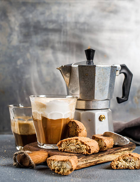 glas von latte macchiato kaffee auf rustikalen holzbrett, und cantuccini kekse - biscotti coffee cappuccino latté stock-fotos und bilder