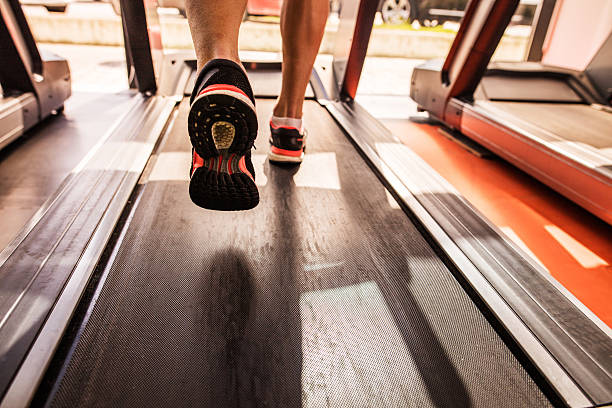 футов бегун на беговой дорожке в тренажерный зал. - treadmill running jogging human leg стоковые фото и изображения