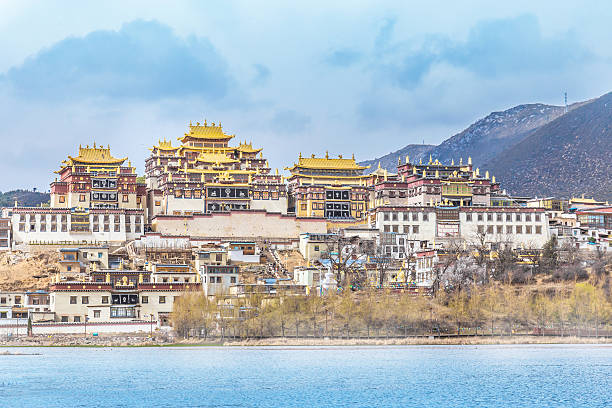 templo songzanlin y hermoso paisaje - lamaism fotografías e imágenes de stock