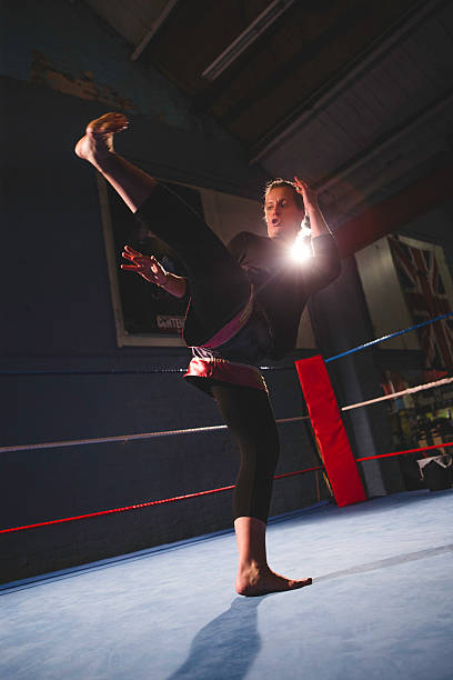 è prepara a combattere! - karate women kickboxing human foot foto e immagini stock